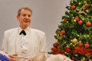 President Andrew Lake proposes a toast to the guests